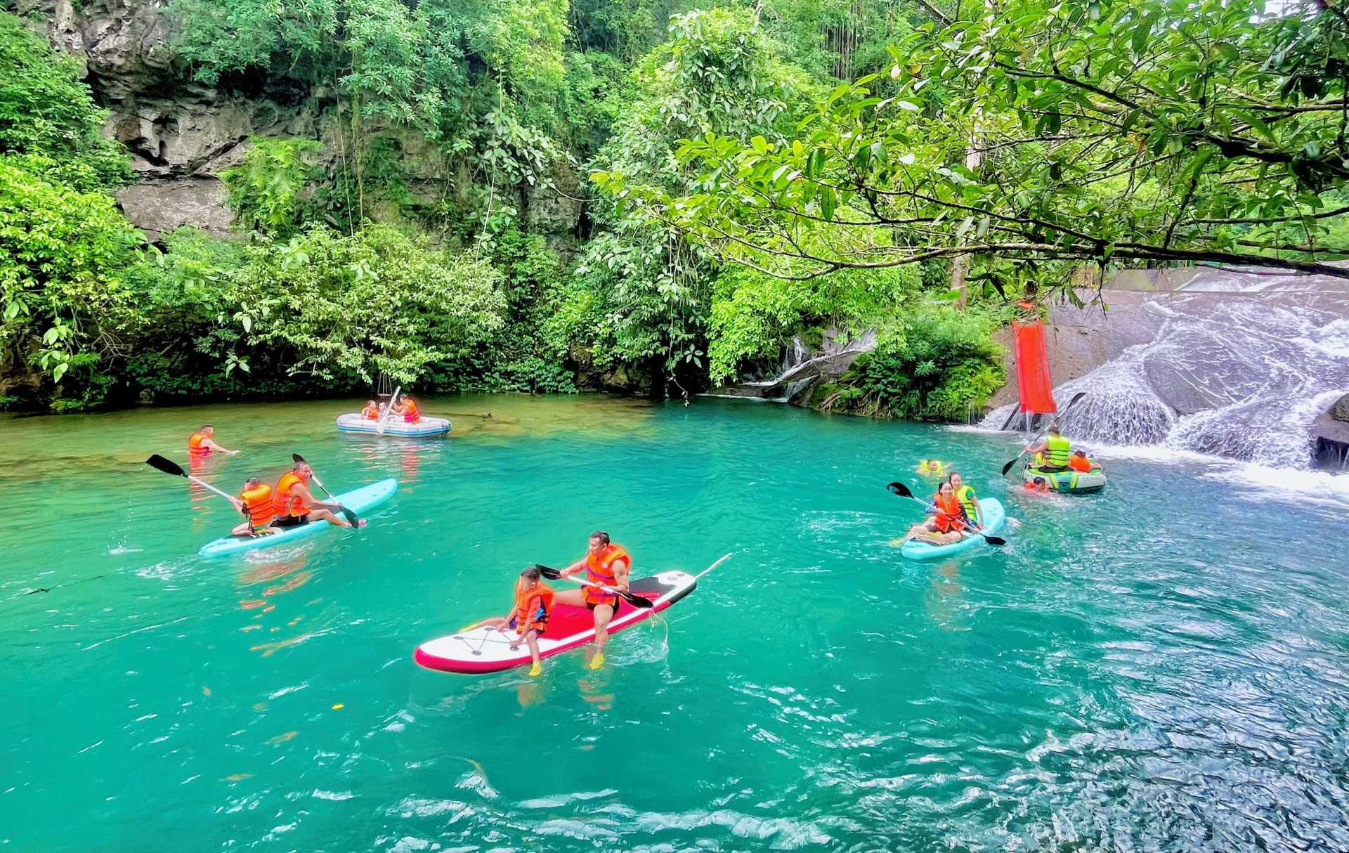 Tourists experience Cha Rao stream, Truong Son commune - Photo: L.C