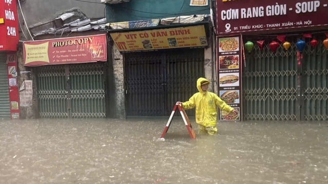 Hà Nội: 122 điểm ngập nước, trong đó 23 điểm ngập sâu, không lưu thông được- Ảnh 1.