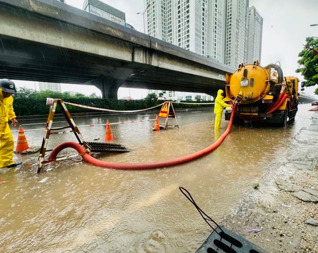 Hà Nội: 122 điểm ngập nước, trong đó 23 điểm ngập sâu, không lưu thông được- Ảnh 3.