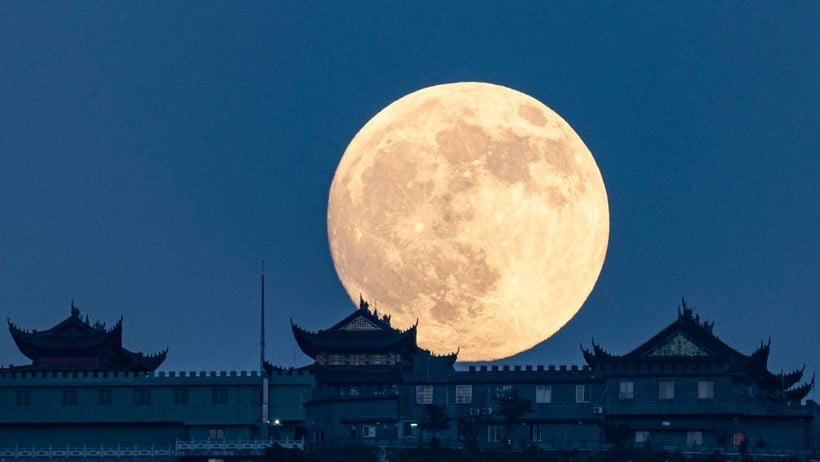 Am 6. Oktober 2025 erscheint in Cangnan, Stadt Wenzhou, Provinz Zhejiang, Ostchina, ein Vollmond. (Foto: Xinhua)
