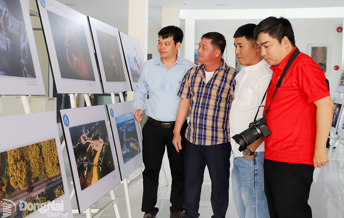 Des auteurs visitent Dong Nai, la photographie d'art qui entre dans une nouvelle ère. Photo : My Ny