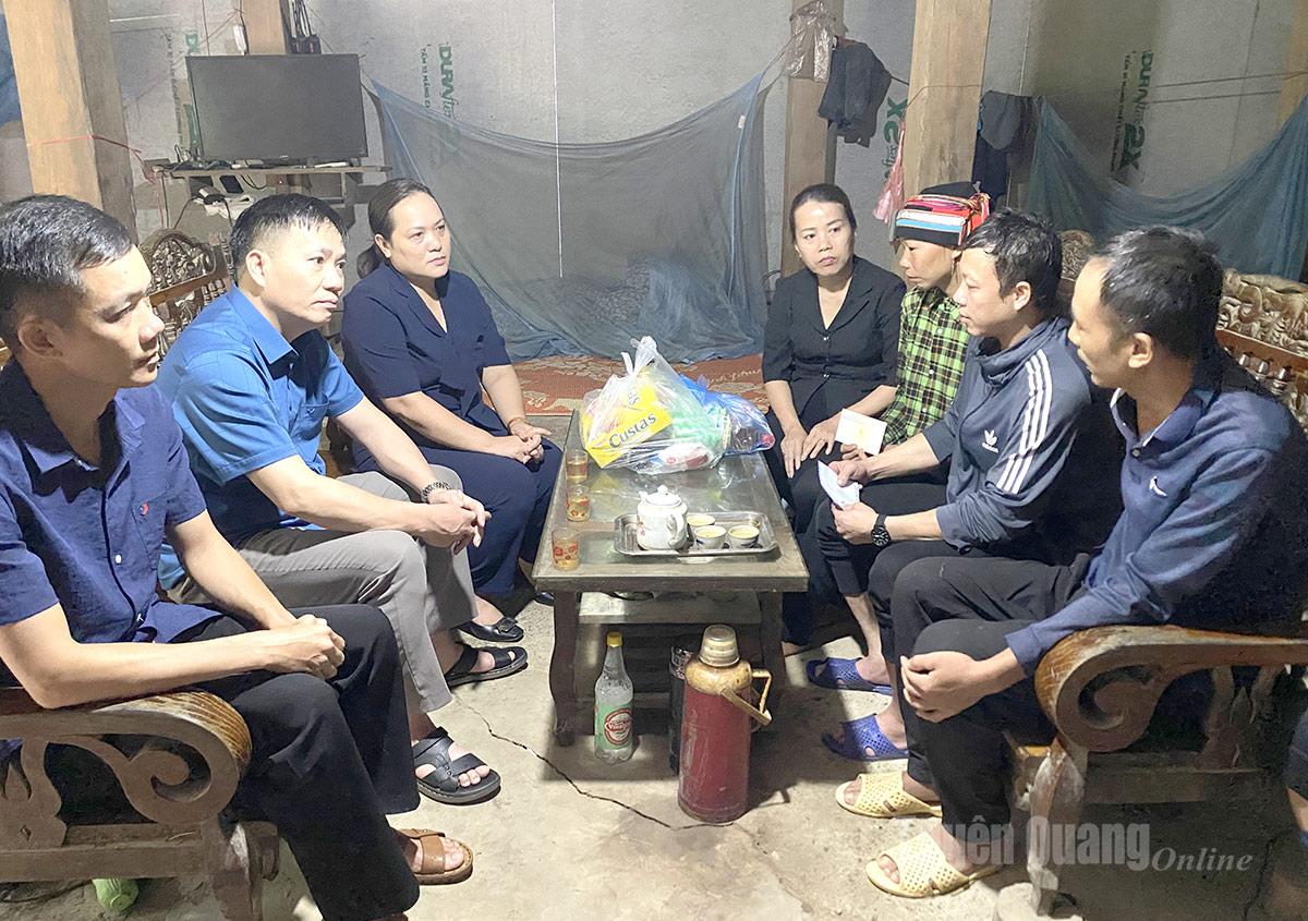 O camarada Ly Thi Lan apoia e encoraja a família do Sr. Tran Van Tuan, cuja casa foi incendiada.
