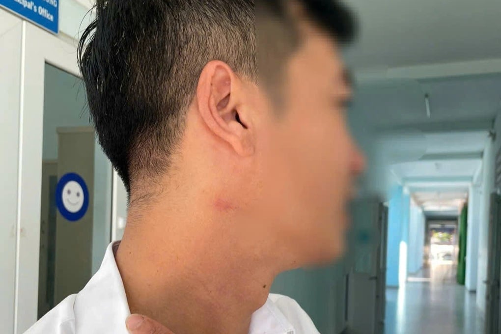 Thầy giáo bị đồng nghiệp bóp cổ ngay sân trường - 1