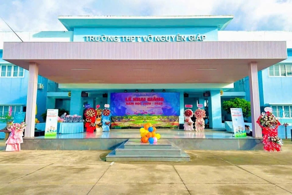 Thầy giáo bị đồng nghiệp bóp cổ ngay sân trường - 2