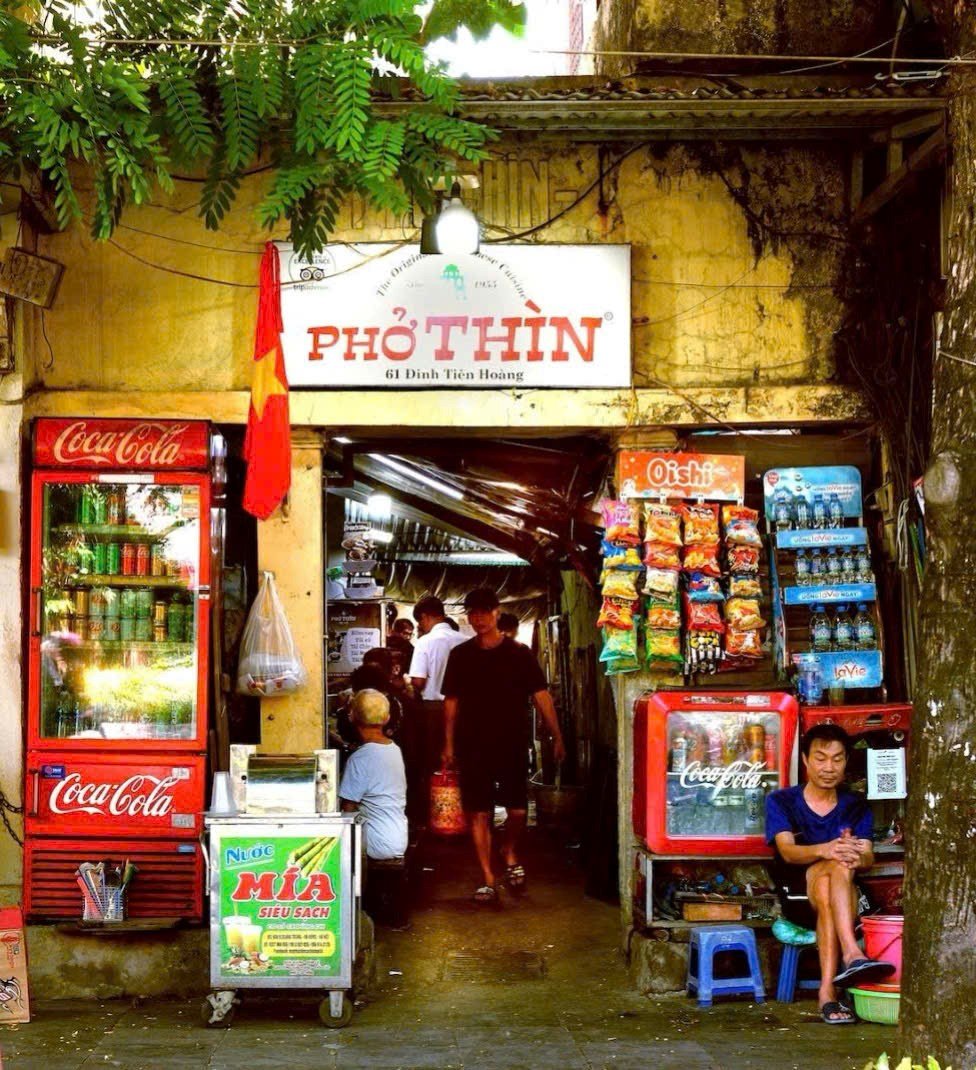 ពី​តូប​លក់​ដូរ​តាម​ផ្លូវ​ទៅ​ហាង​យីហោ​អាយុ ៧០ ឆ្នាំ - រូបថត ៣