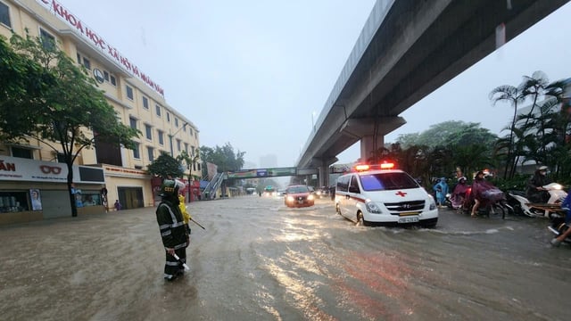 Trường cho học trực tuyến vì Hà Nội ngập lụt, sinh viên vẫn phát khóc - Ảnh 1.