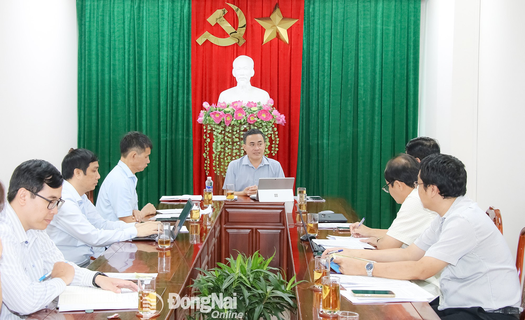 Medlem i provinspartiets ständiga kommitté och vice ordförande i Dong Nais provinsiella folkkommitté, Le Truong Son, ledde mötet. Foto: Hai Quan