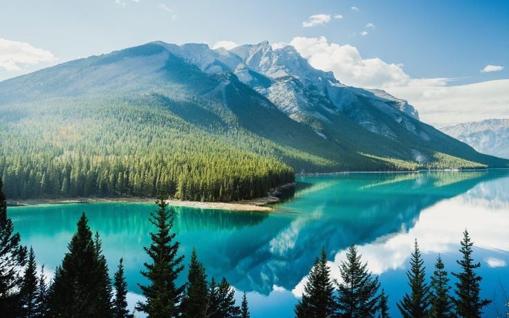 Công viên quốc gia đầu tiên của Canada. Thành lập năm 1885, Banff là công viên quốc gia đầu tiên của Canada và thứ ba trên thế giới, mở đầu cho phong trào bảo tồn thiên nhiên quy mô lớn tại Bắc Mỹ. Ảnh: Pinterest.
