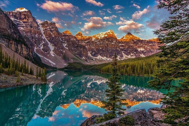 Nằm giữa dãy Rocky hùng vĩ. Công viên rộng hơn 6.600 km², bao phủ bởi núi non, thung lũng, sông băng và rừng thông bạt ngàn, là phần trung tâm của dãy núi Rocky Canada. Ảnh: Pinterest.