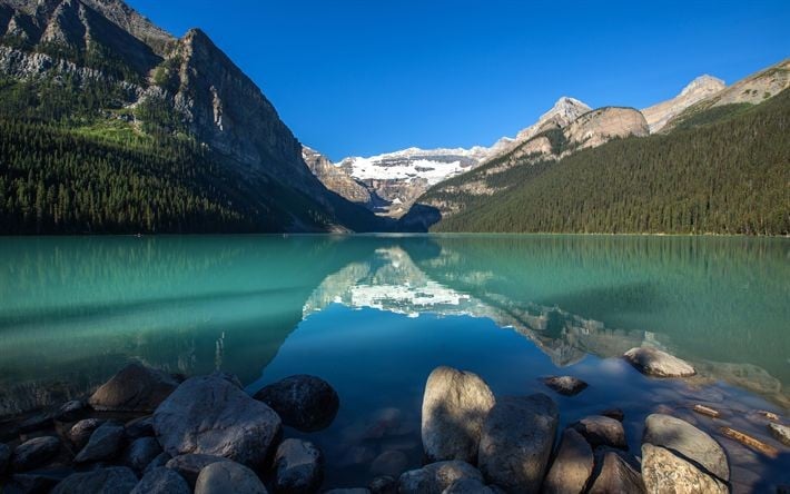 Hồ Louise – viên ngọc lục bảo của Banff. Hồ Louise nổi tiếng với màu nước xanh ngọc bích do bột đá từ sông băng hòa tan trong nước, phản chiếu tuyệt đẹp dưới chân núi Victoria phủ tuyết. Ảnh: Pinterest.