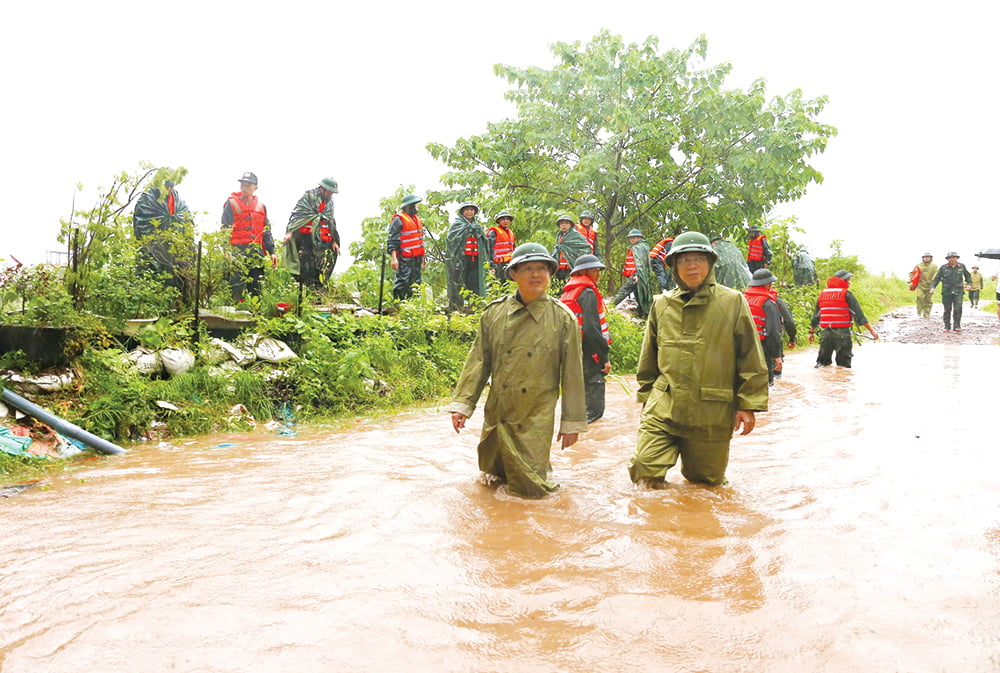   From the reality, comrade Pham Hoang Son, Deputy Secretary of the Provincial Party Committee, Chairman of the Provincial People's Committee, Head of the Provincial Civil Defense Command, requested functional forces to continue to actively coordinate with local authorities to focus on mobilizing technical means and machinery to ensure dyke safety and respond to possible situations.