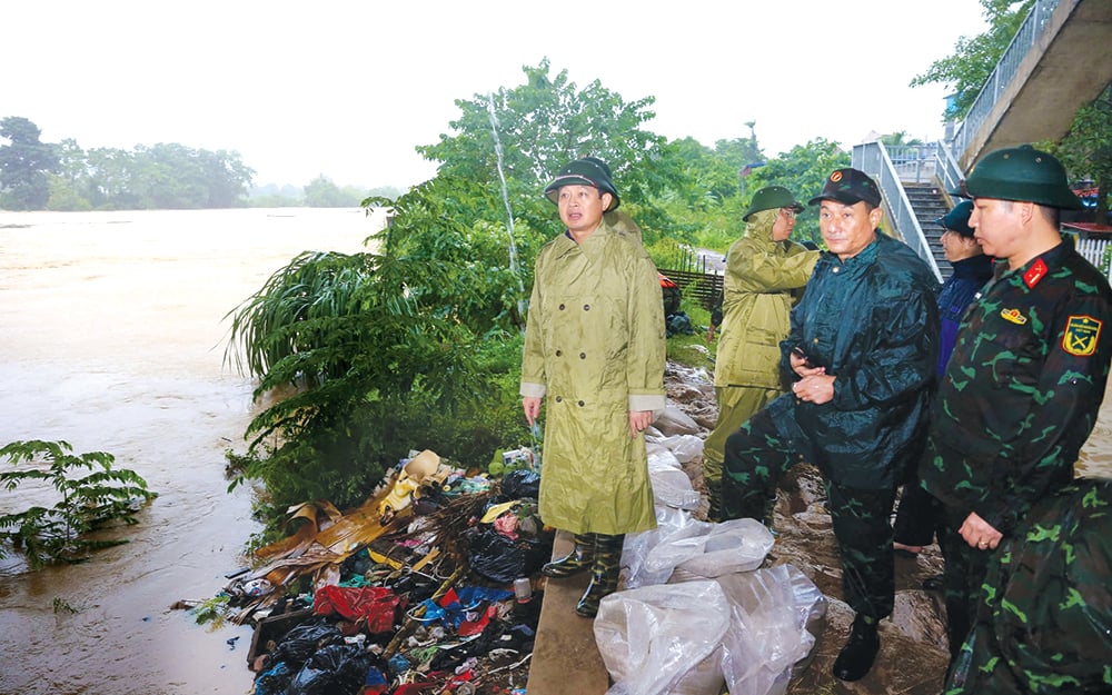 Chairman of the Provincial People's Committee Pham Hoang Son requested the Party Committee and authorities of Phan Dinh Phung Ward to regularly update and grasp information on the storm's developments; continue to review households in areas at risk of flooding and landslides to have plans to evacuate to a safe place...