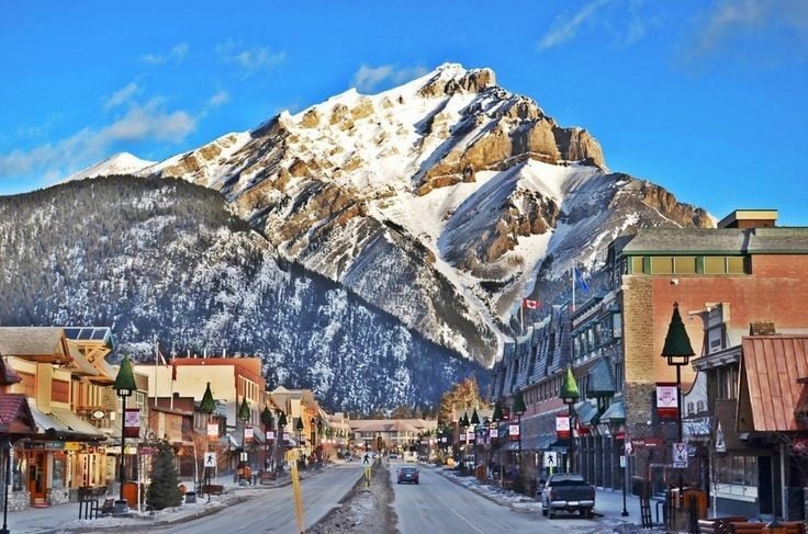 Thị trấn Banff nhỏ nhưng sôi động. Nằm trong lòng công viên, thị trấn Banff mang vẻ đẹp cổ kính pha lẫn hiện đại, nổi tiếng với các khu nghỉ dưỡng, suối nước nóng và lễ hội mùa đông rực rỡ. Ảnh: Pinterest.