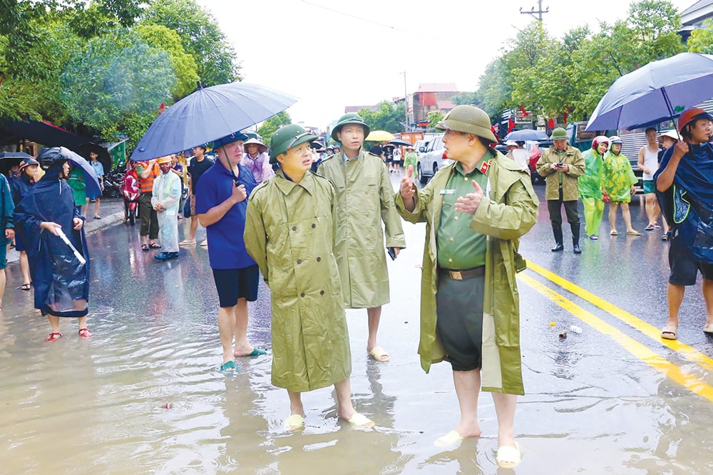 Comrade Pham Hoang Son, Deputy Secretary of the Provincial Party Committee, Chairman of the Provincial People's Committee, Head of the Provincial Civil Defense Command, directed flood prevention work in the old Quang Vinh ward (now Quan Trieu ward).