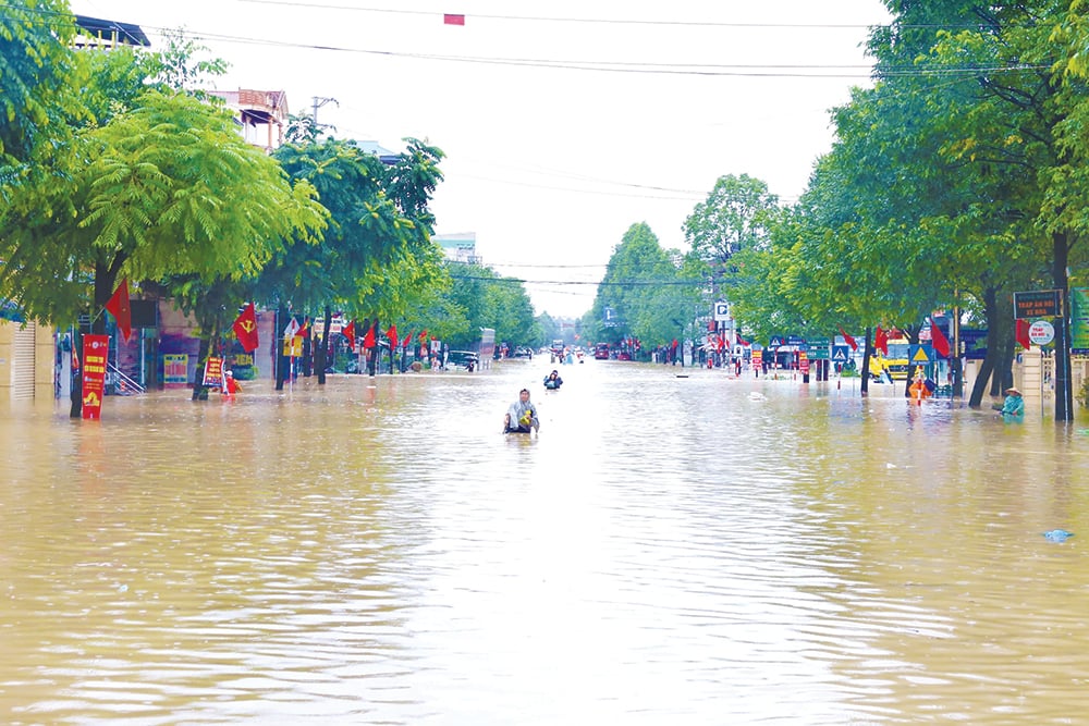 Quan Trieu ward area has many deeply flooded areas.