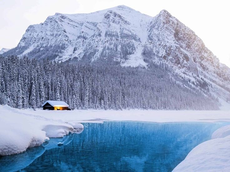 Thiên đường bốn mùa cho du khách. Mùa hè ở Banff rực rỡ với hoa dại và hồ nước xanh biếc, trong khi mùa đông biến nơi đây thành thiên đường trượt tuyết và leo núi băng nổi tiếng toàn cầu. Ảnh: Pinterest.