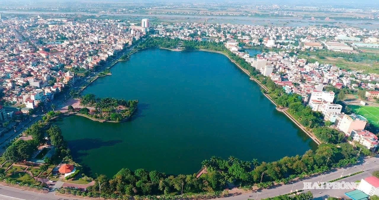 Bach Dang Lake, with an area of ​​over 20 hectares, is a landscape highlight and serves to regulate rainwater in the western urban area of ​​the city.
