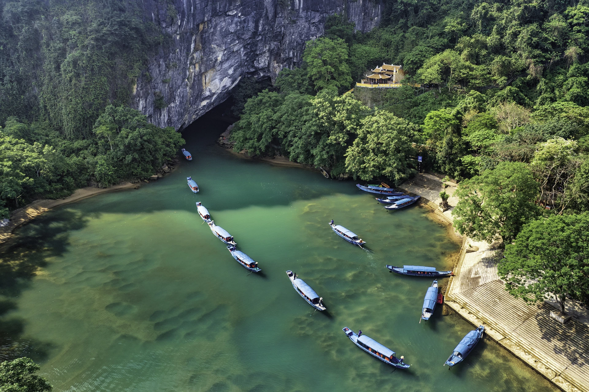 ល្អាង Phong Nha ដែលមានប្រព័ន្ធទន្លេក្រោមដី អ្នកទេសចរជិះទូកដើម្បីស្វែងយល់ពីទម្រង់ថ្មប្លែកៗនៃរូងភ្នំ - រូបថត៖ PN-KB ។