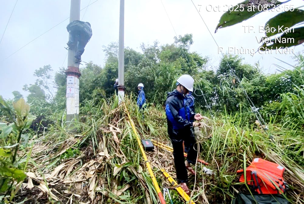 
Công ty Điện lực Thái Nguyên duy trì ứng trực 24/24h, khẩn trương kiểm tra, khắc phục, xử lý sự cố.