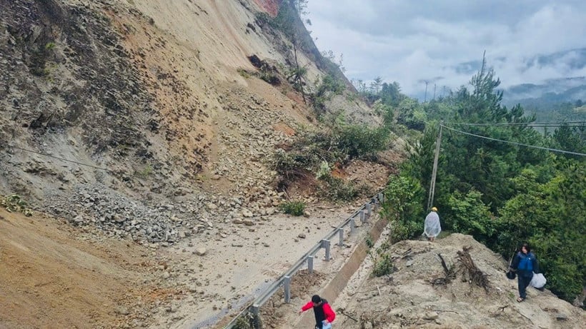 The landslide caused traffic congestion.