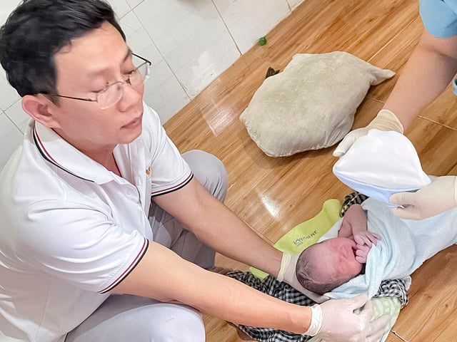 Bác sĩ kịp thời giúp sản phụ đẻ rơi tại nhà - Ảnh 1.