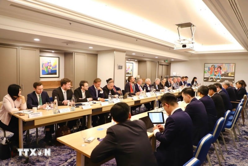 Tọa đàm giữa Việt Nam và Đức, trao đổi về phát triển Trung tâm tài chính quốc tế tại Việt Nam và tăng cường hợp tác kinh tế song phương tại Frankfurt am Main ngày 30/9. (Ảnh: Phương Hoa/TTXVN)