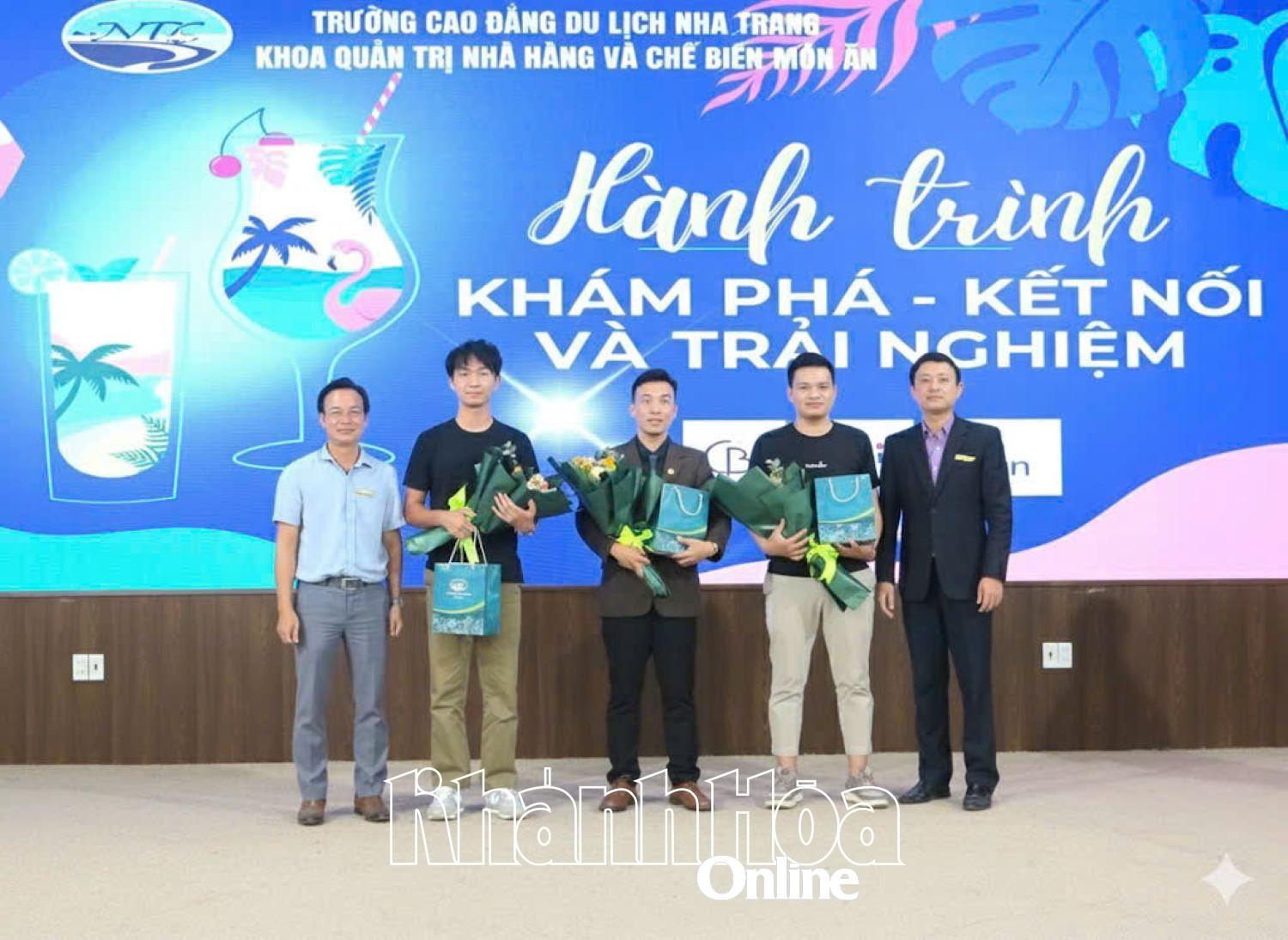 តំណាងសាលាបានប្រគល់អំណោយដល់ម្ចាស់ឧបត្ថម្ភ និងដៃគូនៃកម្មវិធី។