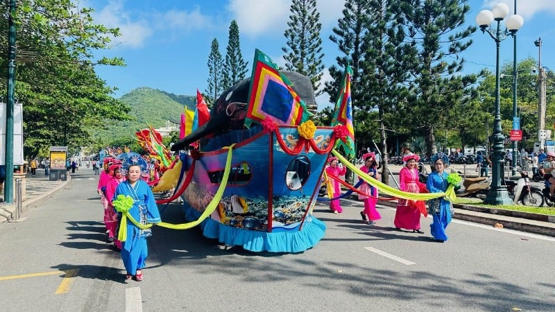 Die Nghinh Ong Thang Tam-Parade in der Quang Trung-Straße am Morgen des 7. Oktober 2025