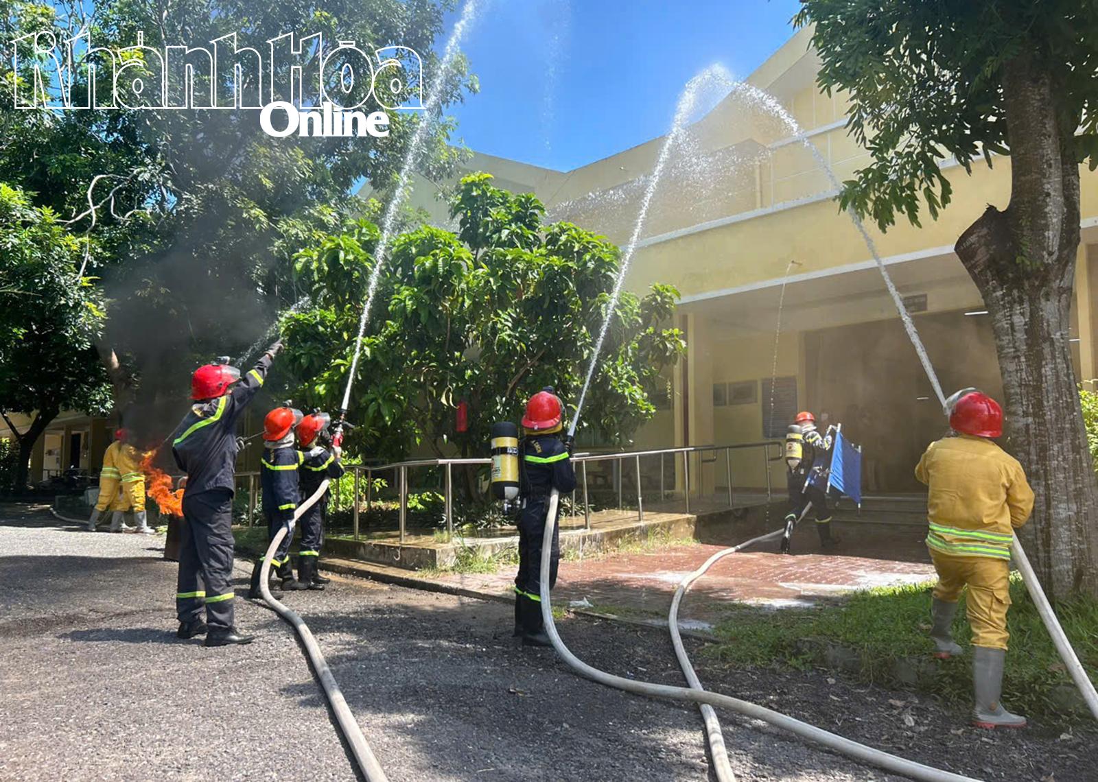 អ្នកពន្លត់អគ្គីភ័យជំនាញបានសម្របសម្រួលជាមួយកម្លាំងនៅនឹងកន្លែង ដើម្បីដាក់ពង្រាយក្រុមពន្លត់អគ្គីភ័យ។