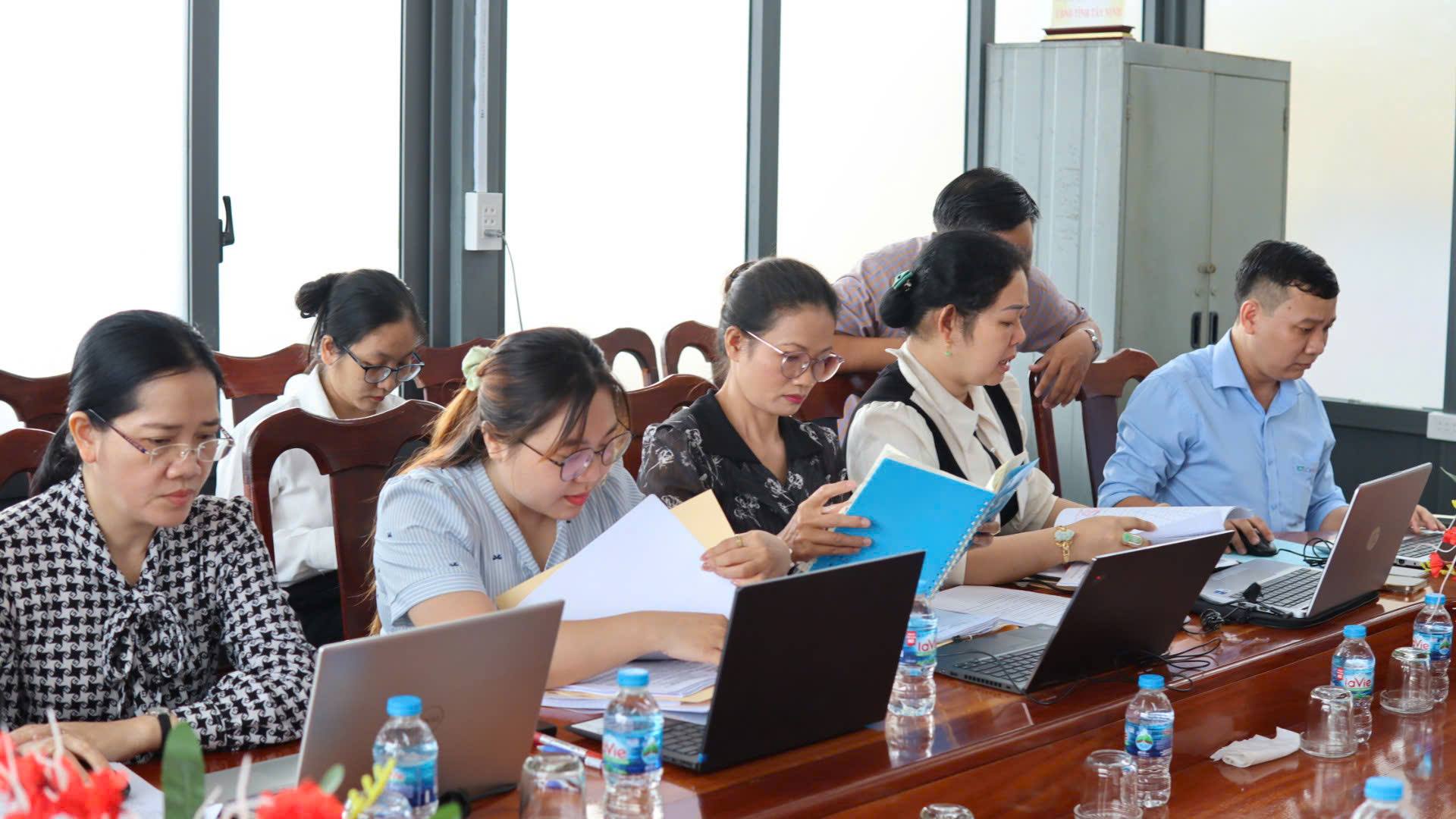 អង់គ្លេស៖ ព័ត៌មាន