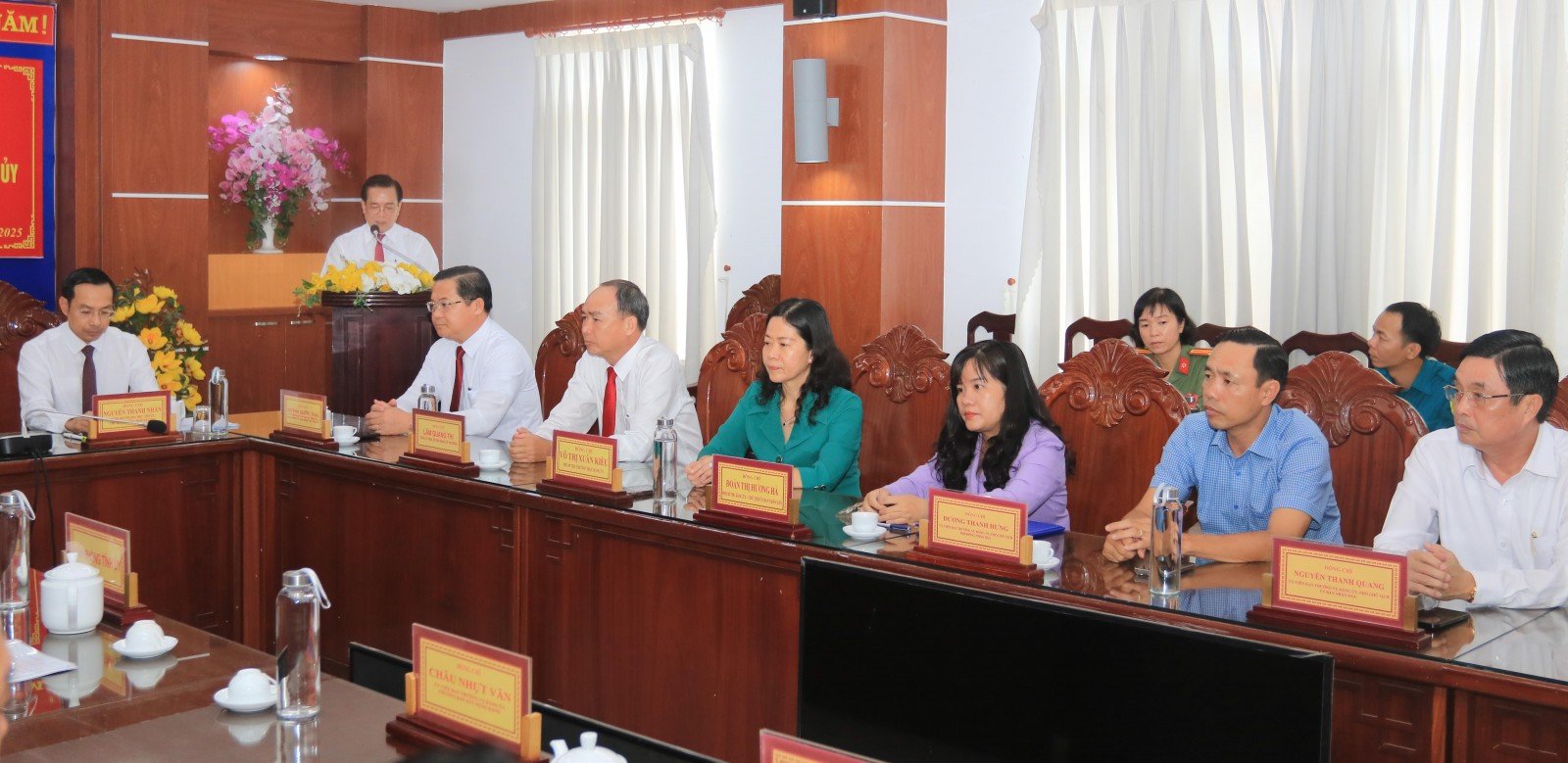 Đại biểu nghe công bố các Quyết định