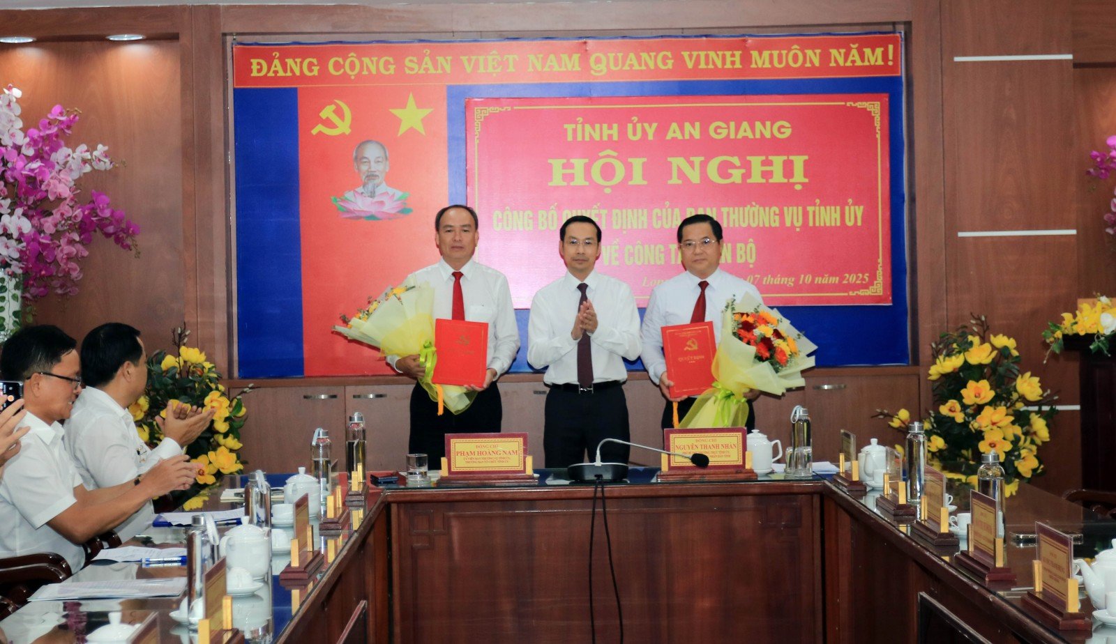Phó Bí thư Thường trực Tỉnh ủy, Chủ tịch HĐND tỉnh Nguyễn Thanh Nhàn trao các Quyết định 