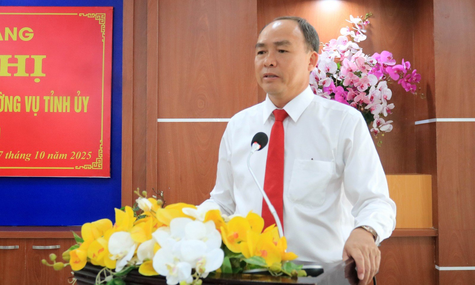 Đồng chí Lâm Quang Thi, Bí thư Đảng ủy phường Long Xuyên phát biểu nhận nhiệm vụ mới