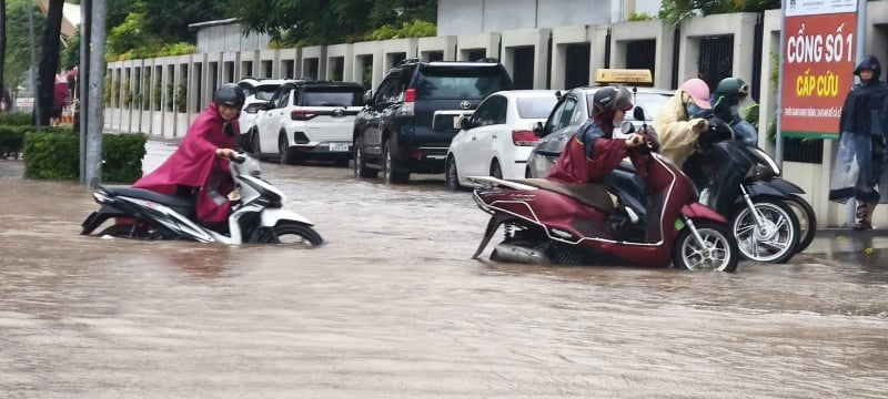 Chiều ngày 7/10: Hà Nội còn 106 vị trí ngập nước trong đó có 23 vị trí ngập sâu không lưu thông được -0