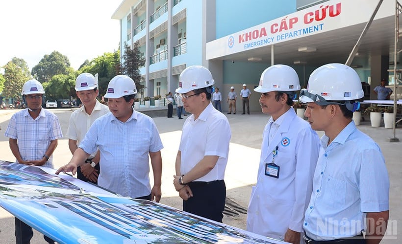 De voorzitter van het Volkscomité van de provincie Quang Ngai, Nguyen Hoang Giang, luisterde naar het rapport van de investeerder over de voortgang van het project voor de reparatie en modernisering van het Quang Ngai General Hospital.