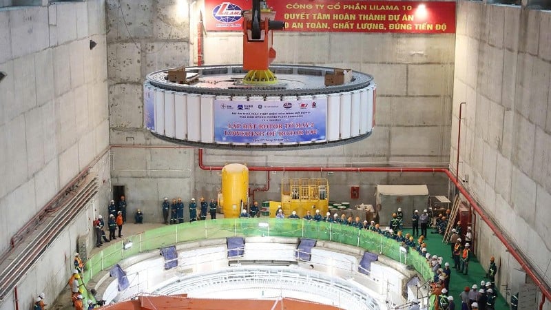 ជោគជ័យនៃការដំឡើង rotor នៃអង្គភាព 2 - គម្រោងពង្រីកវារីអគ្គិសនី Hoa Binh ។ (រូបថត៖ LE CHI)