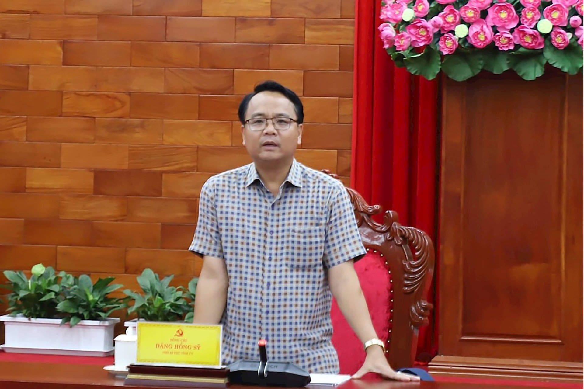 El camarada Dang Hong Sy, subsecretario del Comité Provincial del Partido, presidió la reunión.