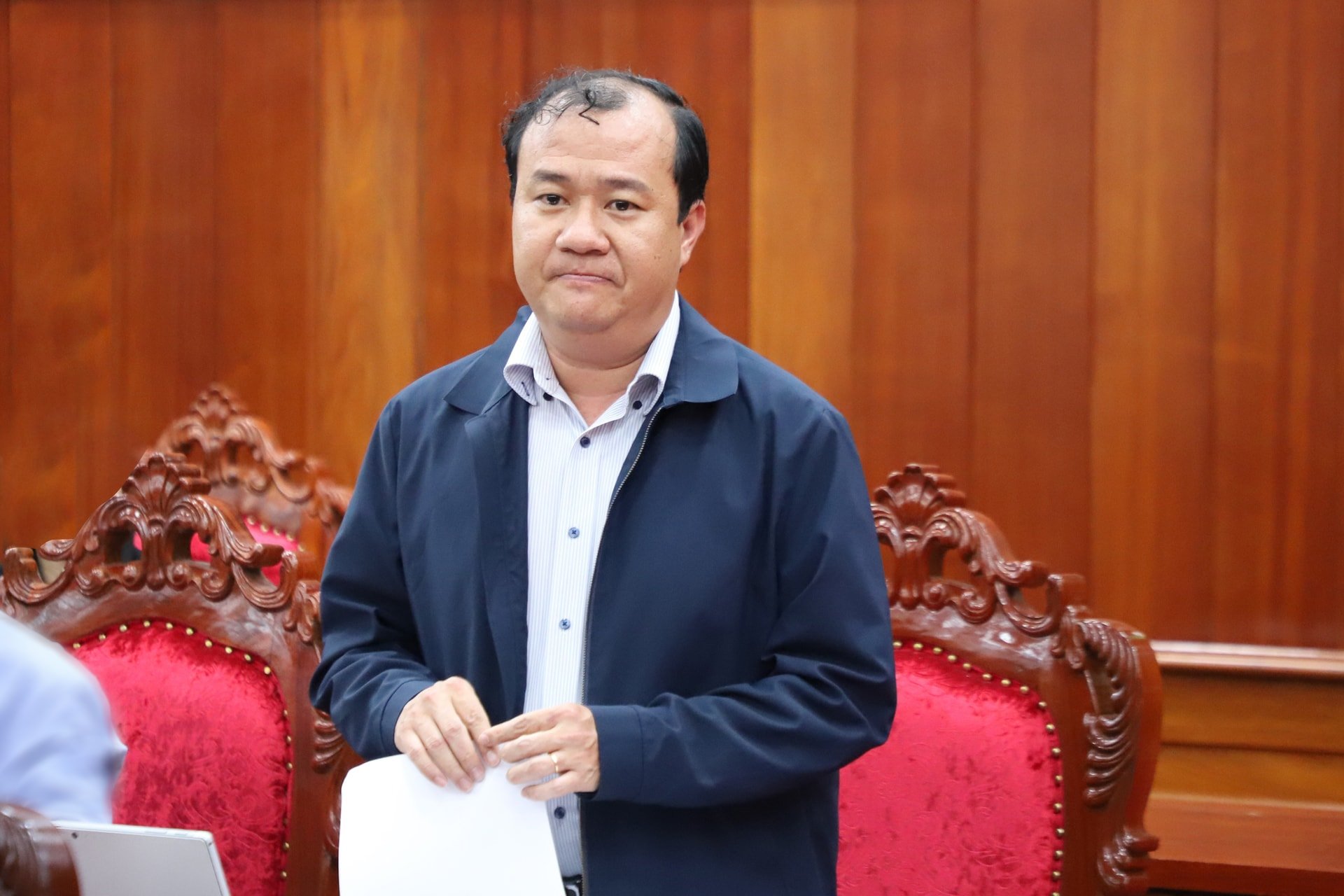El subjefe de la Oficina del Comité Provincial del Partido, Nguyen Quoc Trieu, informó sobre el progreso de la emisión de invitaciones y el trabajo logístico.