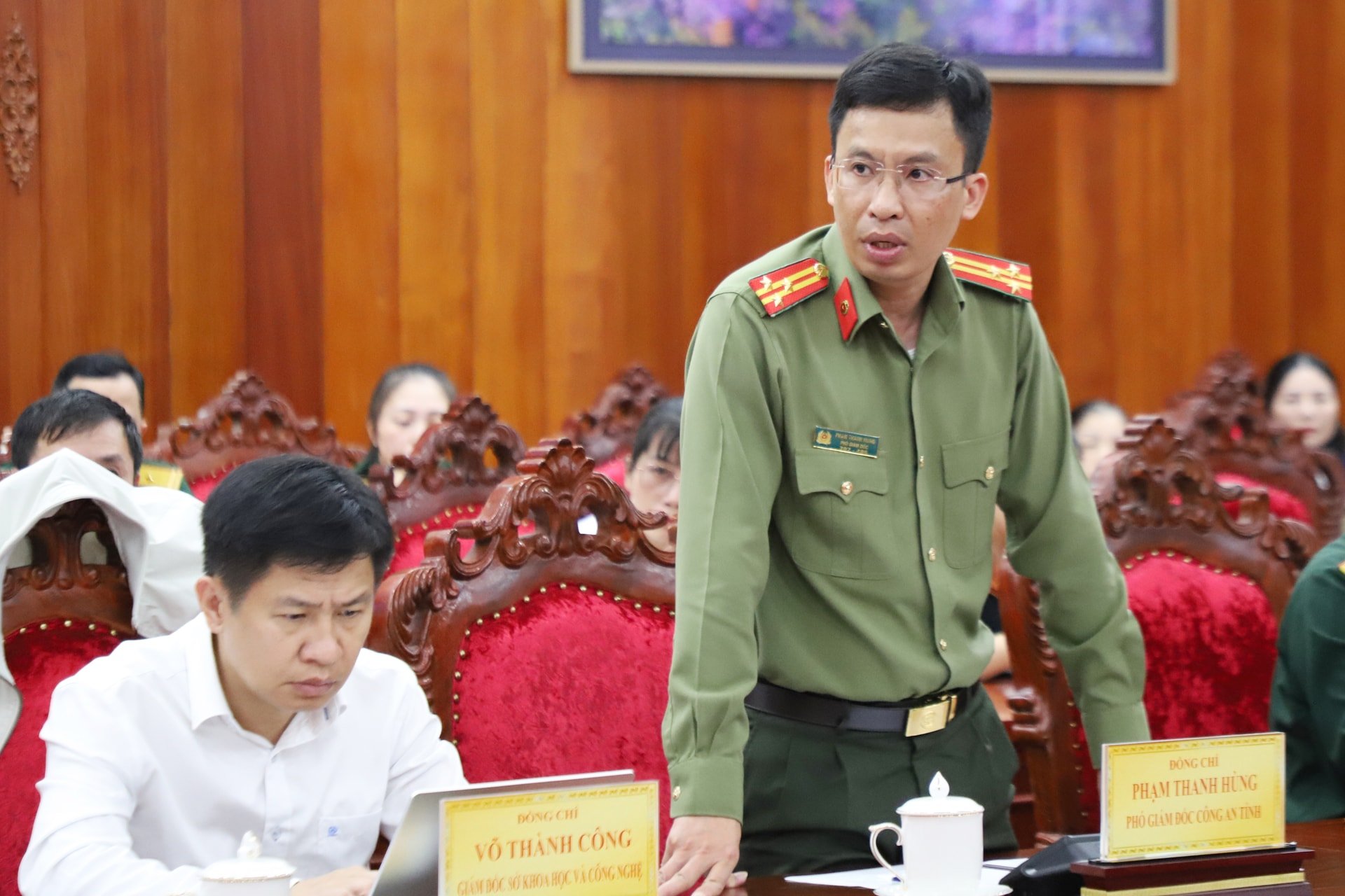 Los líderes de la Policía Provincial de Lam Dong informan sobre soluciones para garantizar la seguridad y el orden en el Congreso