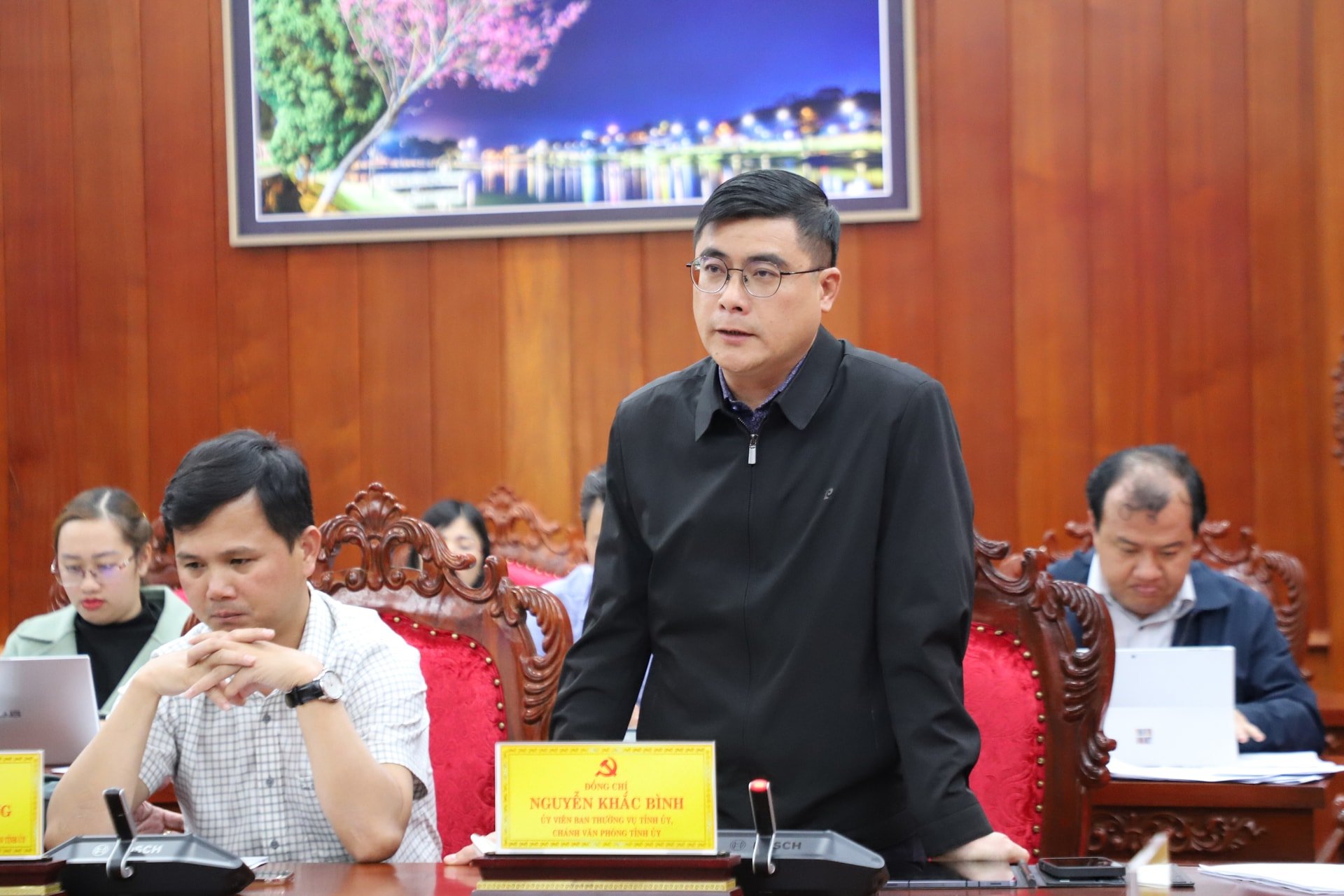 El camarada Nguyen Khac Binh, miembro del Comité Permanente del Partido Provincial, jefe de la Oficina Provincial del Partido, solicitó completar urgentemente los temas en la sede del Congreso, para que se concluyan antes del 8 de octubre.