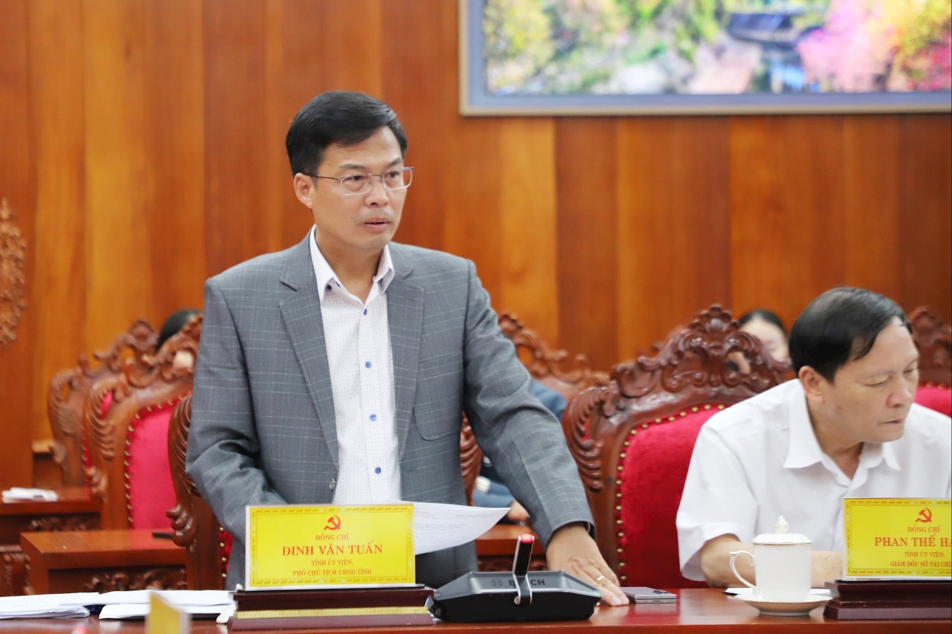 El camarada Dinh Van Tuan, vicepresidente del Comité Popular Provincial de Lam Dong, informó sobre el progreso de los preparativos para el Congreso y celebró una conferencia de prensa después del Congreso.