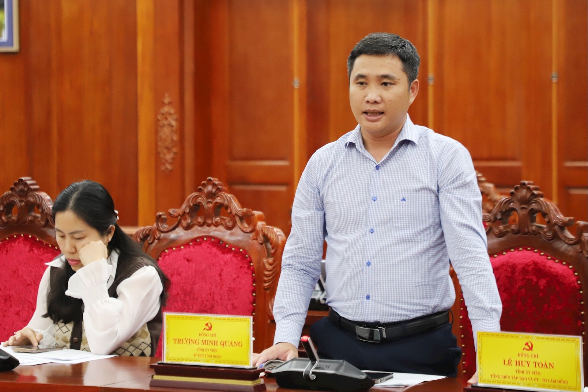 El secretario de la Unión Provincial de Jóvenes, Truong Minh Quang, presentó un informe preliminar sobre el trabajo de apoyo al transporte de los delegados.