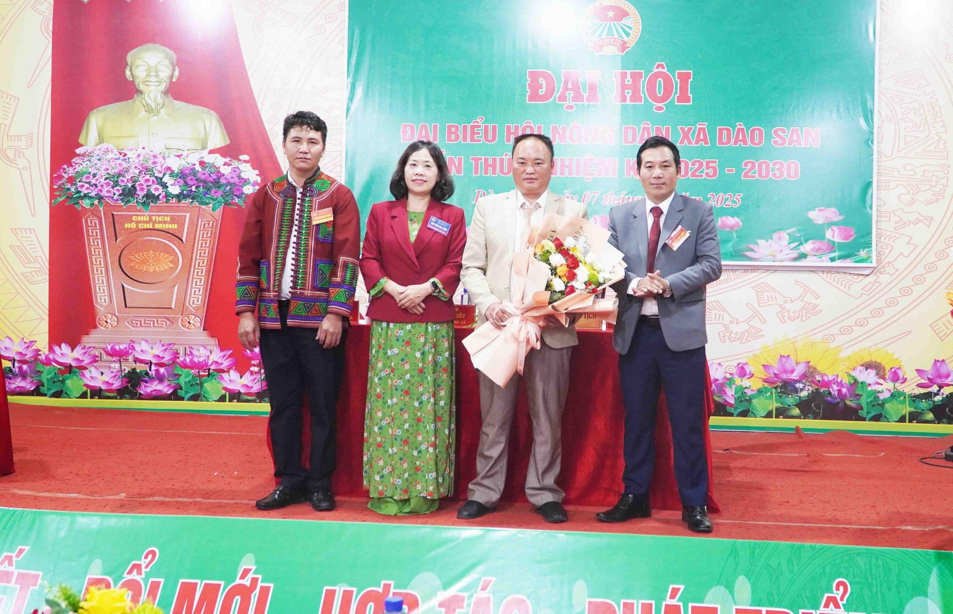 Đồng chí Giàng Thị Hoa – Phó Chủ tịch Hội nông dân tỉnh tặng hoa chúc mừng đại hội. 