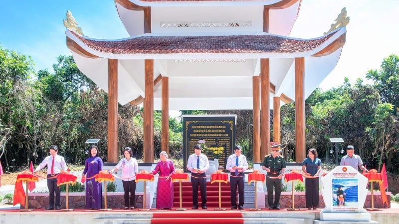 ទីក្រុង Da Nang សម្ពោធវិមានអនុស្សាវរីយ៍នៃសហភាពនារីរំដោះភូមិភាគ V នៅឃុំភឿកត្រា។ (រូបថត៖ HUYNH YEN)