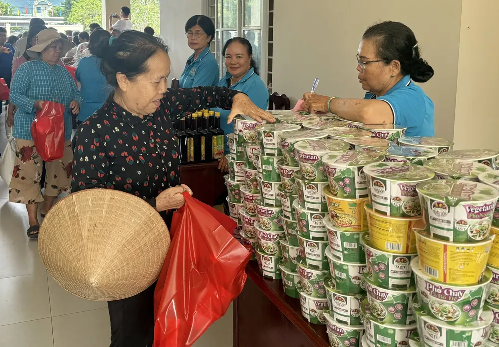 ប្រជាពលរដ្ឋឃុំឡុងហៃជ្រើសរើសទំនិញនៅហាង 