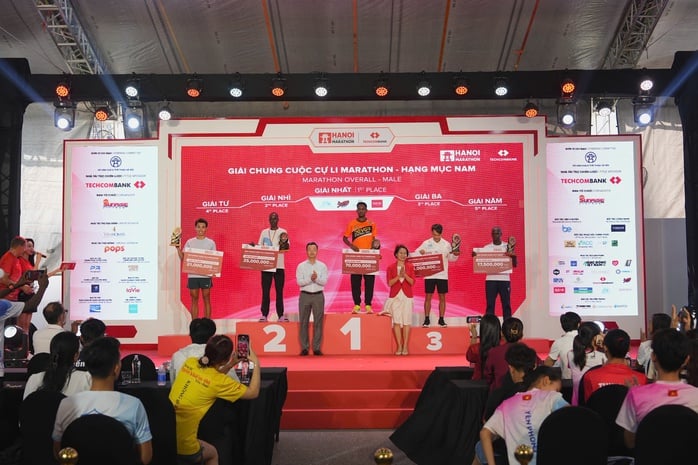 Hoàng Nguyên Thanh so kè cùng 2 chân chạy Ethiopia và Kenya tại Giải Marathon Quốc tế Hà Nội Techcombank - Ảnh 4.