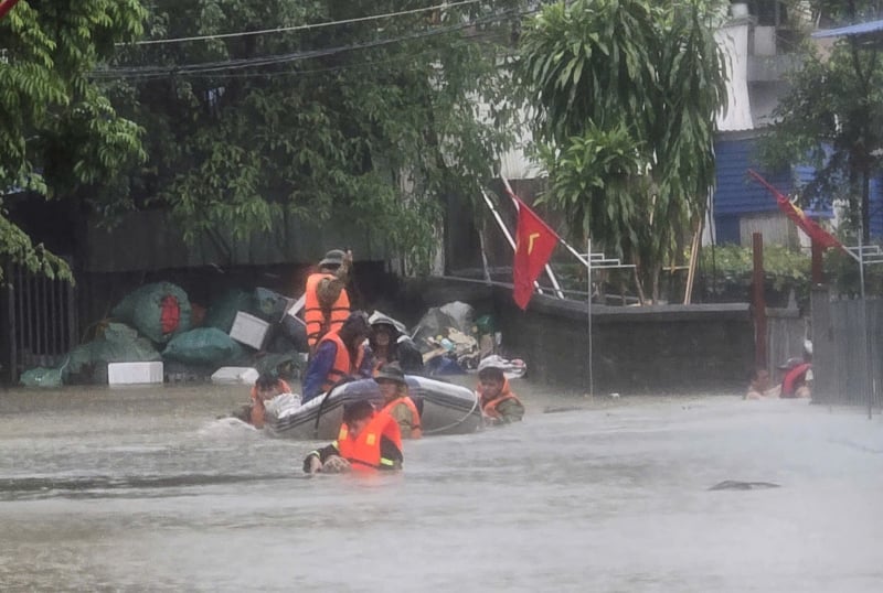 Thai Nguyen översvämmade kraftigt, polisen tog bort korrugerad plåttak för att rädda människor i säkerhet -4