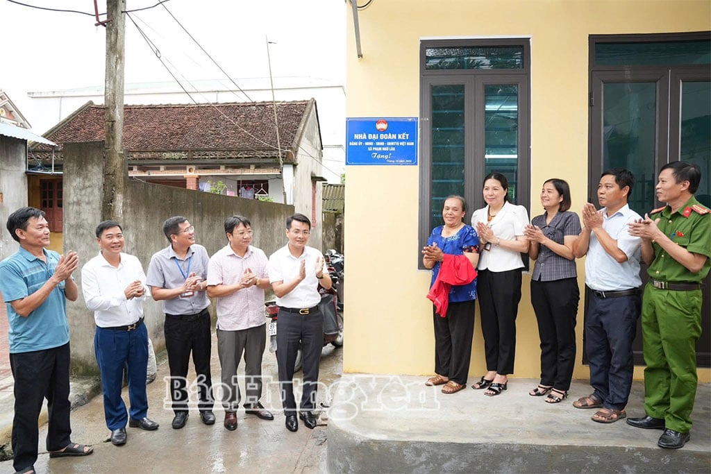 សម្ពោធ​និង​ប្រគល់​ផ្ទះ​សាមគ្គី​ជូន​គ្រួសារ​លោកស្រី Nguyen Thi Sanh។