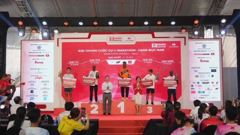 Frau Le Thi Hoang Yen, stellvertretende Direktorin der Abteilung für Sport und körperliches Training, und Herr Pham Xuan Tai, stellvertretender Direktor der Abteilung für Kultur und Sport der Stadt Hanoi, überreichten herausragenden Athleten des Marathonlaufs der Männer Auszeichnungen.