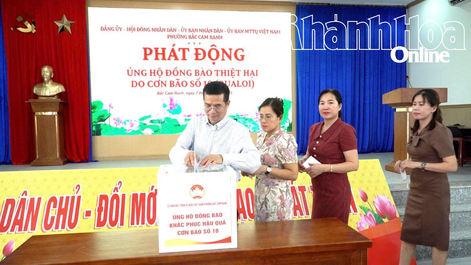 Tjänstemän, statstjänstemän och offentliganställda i Bac Cam Ranh-distriktet stöder människor i provinser som drabbats av stormar.